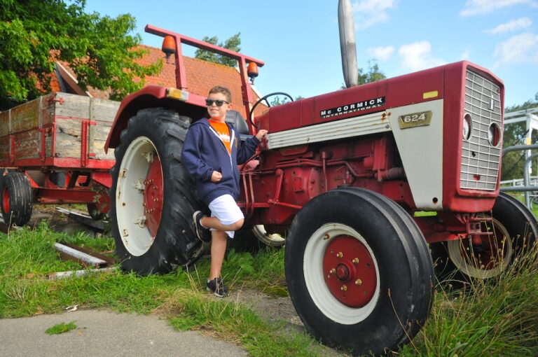 Family photoshoot boy with tractor by Amsterdam photographer Tom van der Leij