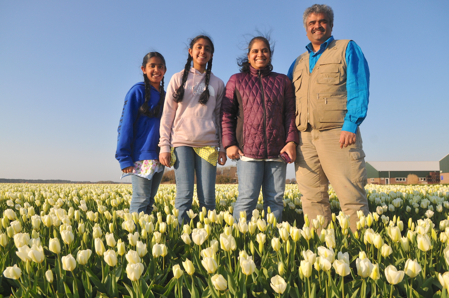 Familie in een witte Nederlandse tulpenveld van de Amsterdamse fotograaf Tom van der Leij