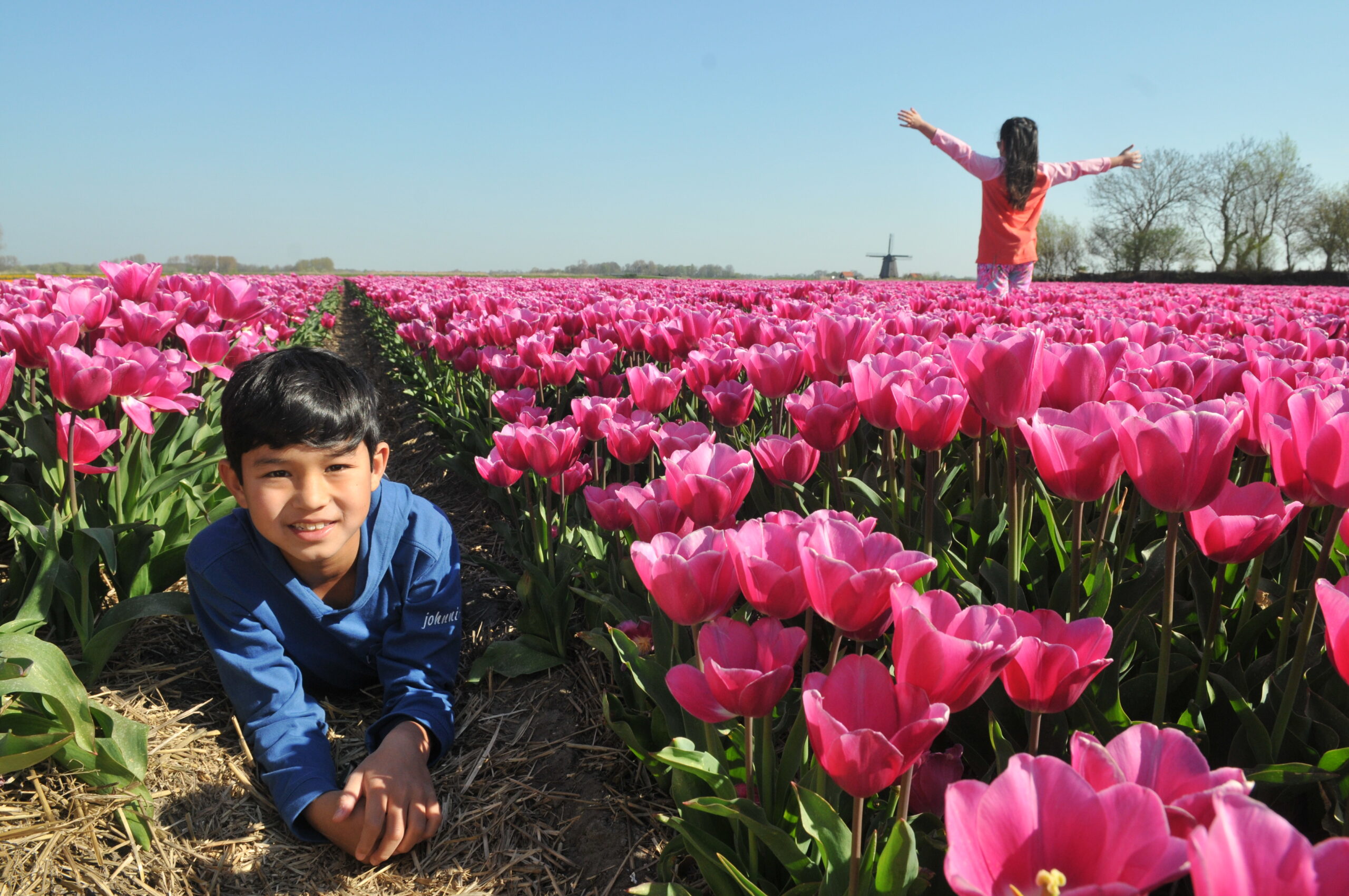 Kids in Dutch tulip fields by Amsterdam photographer Tom van der Leij